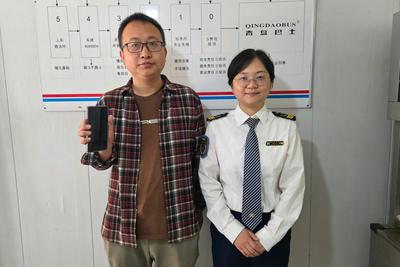 青岛巴士上演暖心接力，乘客遗失手机失而复得