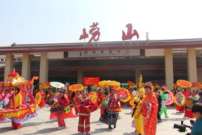假期首日，石老人海水浴场接待游客约8.5万人次，崂山风景区接待游客约4.9万人次