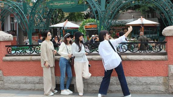 20℃青岛好惬意，游人悠享老城慢时光