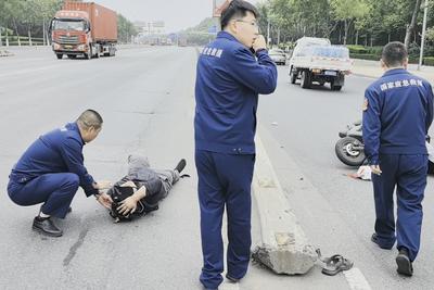 路遇险情！5名山东港口青岛港救援队员挺身而出