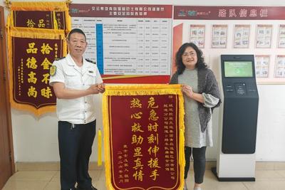 隧道内老人乘车突发晕厥，青岛公交驾驶员冷静施救化险情