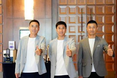 中国裁判马宁、傅明、周飞启程出征2026美加墨世界杯