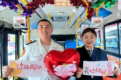 母亲节将至，青岛巴士十米车厢为母爱“造一室芬芳”
