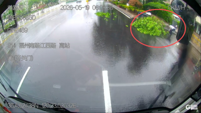 雨中，青岛巴士驾驶员为城市文明增添温暖底色