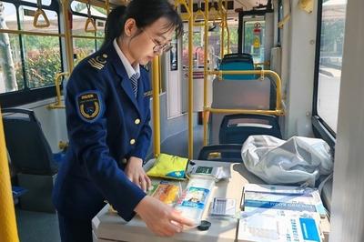 让安全知识随车而行！防灾减灾宣传周，青岛多路公交推出主题车厢