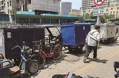 长期占用人行道等公共空间，淘汰的快递车该何去何从？