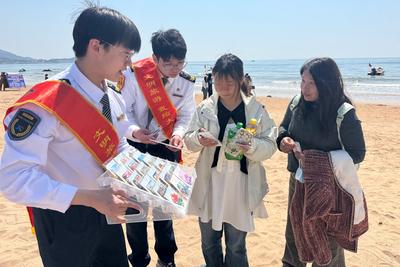 市北巴士开展“文明向导”志愿服务，为外地游客送去“青岛温度”