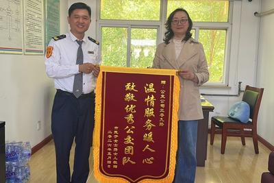 青岛巴士司机管家暖心接力，独自乘车女孩与家人团聚