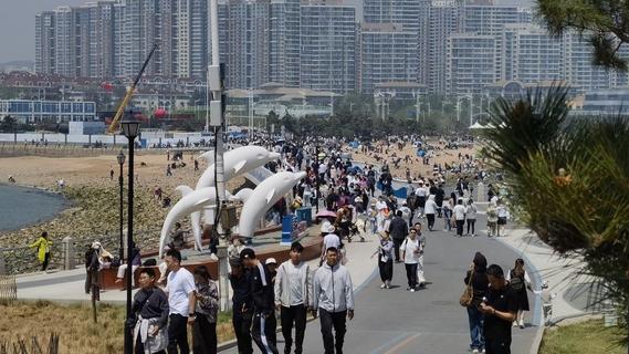 “五一”假期首日，青岛小麦岛奏响“人从众”的浪漫序曲