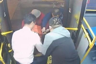 雨夜青岛街头，一群陌生人为轮椅老人弯下了腰……