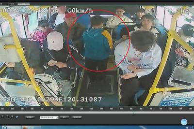 “叔叔，我在这儿！”青岛巴士驾驶员“捡”到走失男童，暖心守护助母子团聚