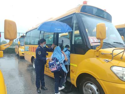 雨天护学暖童心！从家门到校门，青岛这抹“校车黄”无缝衔接
