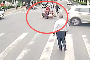 路遇三轮车侧翻，青岛巴士327路线师徒暖心相助