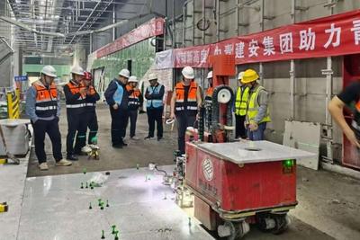 在青岛地铁8号线南段，这个“机器人工友”还是太全面了……