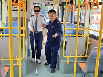 青岛巴士驾驶员“换位”体验视障与轮椅出行：“感同身受，才能用心守护”