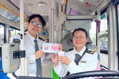 市南巴士驾驶员收获节日温暖，以更优质服务守护市民出行