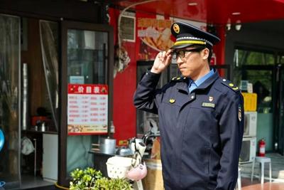 AI眼镜“上岗”，青岛一线城管队员假期执法有了“智慧助手”