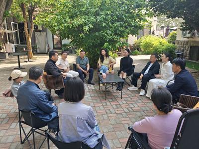 一个小镇女孩在青岛已经急疯了……他们出手了→