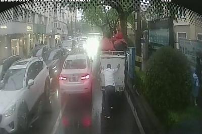 晚高峰快递车雨中抛锚，青岛巴士驾驶员主动伸援手