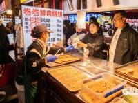 开启“逛吃”模式，李村夜市假期火热