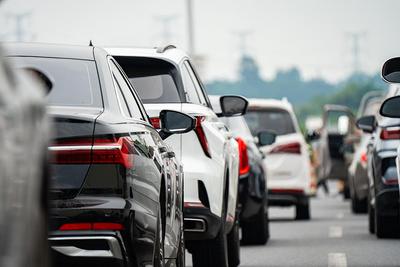 系统升级后，500公里续航变不到300公里？新能源车“锁电”咋回事？