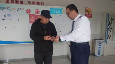 乘客新配眼镜遗落车厢，青岛巴士管家司机接力寻回