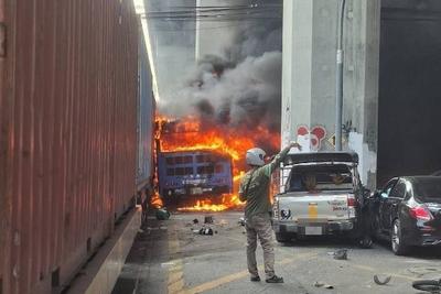 泰国曼谷一列火车与公交车相撞，已致多人死亡