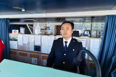 青岛引航员假期坚守“水上国门”，全力护航国际航运中心建设