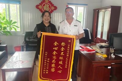 乘客手机丢失，青岛巴士这俩人深夜在车厢里展开“地毯式”搜寻……