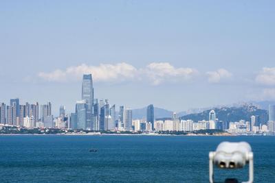青岛今天晴到少云，市区最高气温27℃，最低气温19℃