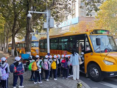 交旅融合新探索！青岛校车变身“流动研学课堂”，春季累计护送4.3万师生