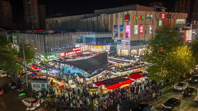 开启“逛吃”模式，李村夜市假期火热