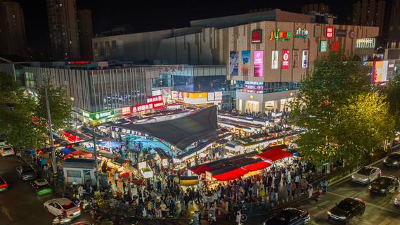 开启“逛吃”模式，李村夜市假期火热