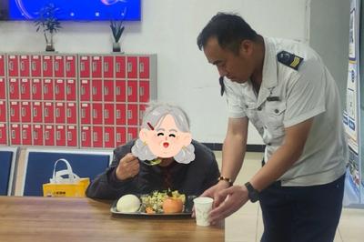 爱心接力温暖人心！市北巴士两位驾驶员冒雨护送迷路老人回家