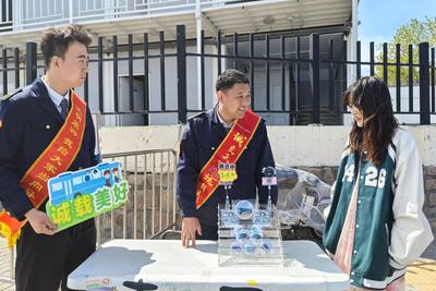 擦亮城市窗口！“五一”假期，青岛巴士青年志愿者化身“文明向导”