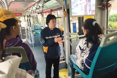 “六一”儿童节将至，青岛真情巴士志愿者为孩童送去“安全礼”