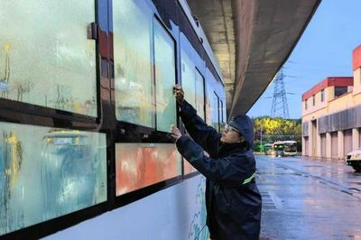 加大26条公交线路巡查频次，市北巴士织密防汛安全网