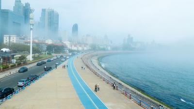 青岛今天多云短时阴有分散性小阵雨转晴，市区最高气温27℃，最低气温17℃
