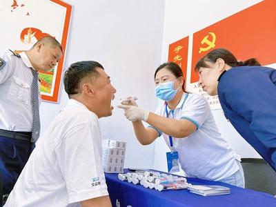 把健康送进调度室！西海岸温馨巴士为驾驶员送上“暖心医靠”