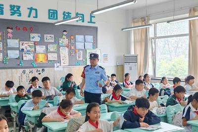 青岛铁路公安深入乡村大集、沿线校园宣传如何“爱路”