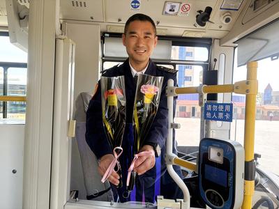 用心用情“诚载美好”，青岛巴士驾驶员温暖乘客出行路
