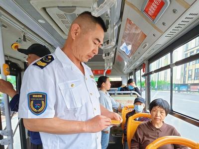 让惠民政策更有温度！西海岸温馨巴士常态化核查优待卡种