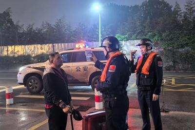 压缩通关时间、对接医院……外籍船员骨折，董家口边检站抢出救治时间