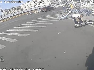 路遇障碍物及时清障！城阳巴士驾驶员守护道路安全获赞