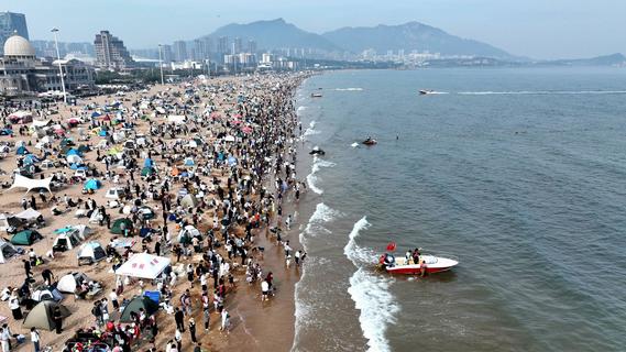 石老人海水浴场“人从众”，“五一”假期掀起亲海热浪