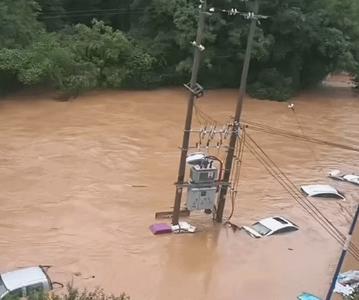江西赣州多个区县出现暴雨，局地道路、车辆被淹