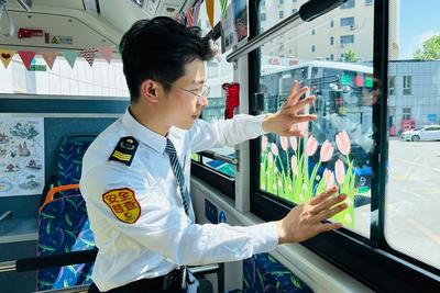 迎接中国旅游日，李沧巴士“阅山海 游青岛”主题车厢上路