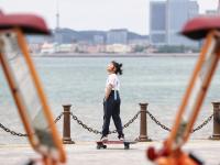 雨过天晴，市民游客纷纷出游享受海岸浪漫
