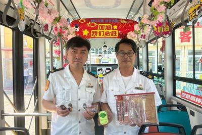 青岛212路中考专线车再启程！“一路生花”主题车厢为考生加油