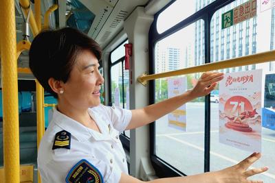 红色文化随车行！青岛多路“七一”主题车厢驶向街头